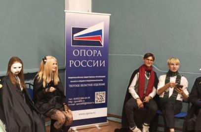 26 декабря в Тверском технологическом колледже состоялась театральная постановка по мотивам сказки «Морозко» для детей преподавателей и сотрудников колледжа, а также школьников из Торжка и Лихославля, с которыми мы сотрудничаем в рамках ранней профориента