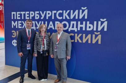 В первый день на площадке ПМЭФ прошел Российский форум малого и среднего предпринимательства, его организаторами стали Фонд Росконгресс и ОПОРА РОССИИ.