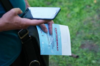 Власти Москвы разъяснили правила обязательной вакцинации сотрудников сферы услуг